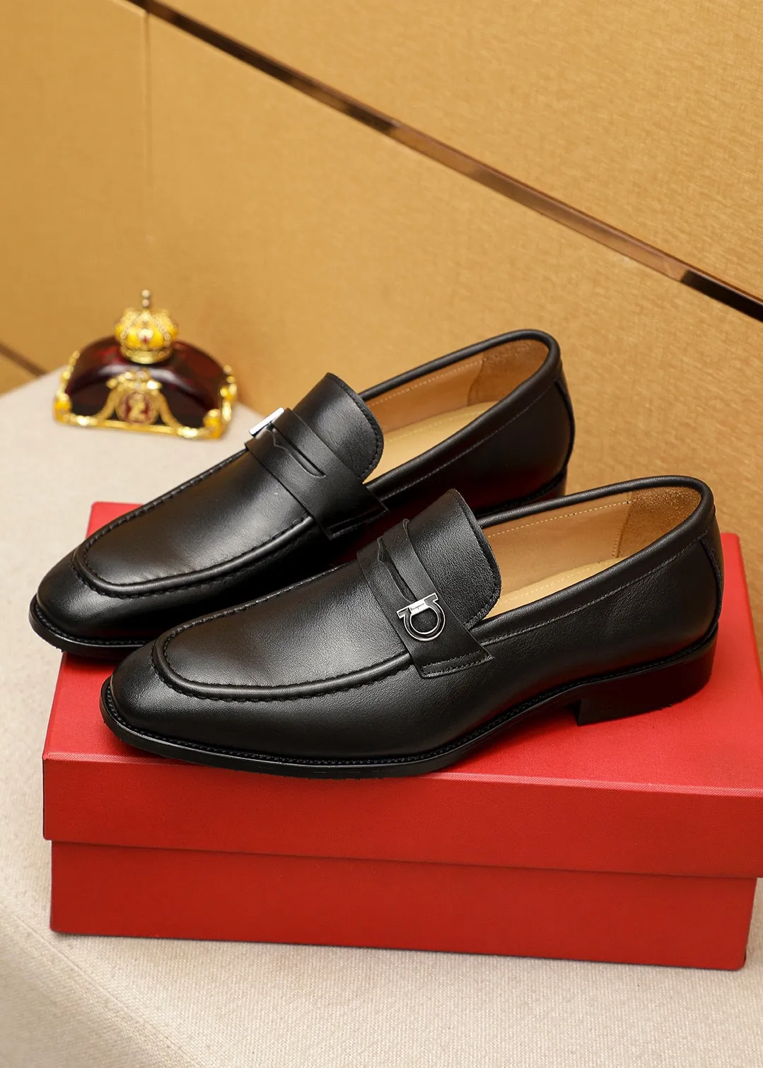 Men's shoes 💰460 💐 Product trademark: Ferragamo "Ferragamo" casual leather shoes Regular size: 38-44 (45.46🉑️customized) Product materials: Selected imported first-layer calfskin upper + luxury hardware buckle, imported water-dyed cowhide leather lining. Strong three-dimensional visual effect, original outsole color: 2⃣️seed leather materials optional
